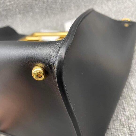 100% Authentic Fendi Leather Shoulder Bag - Picture 5 of 12